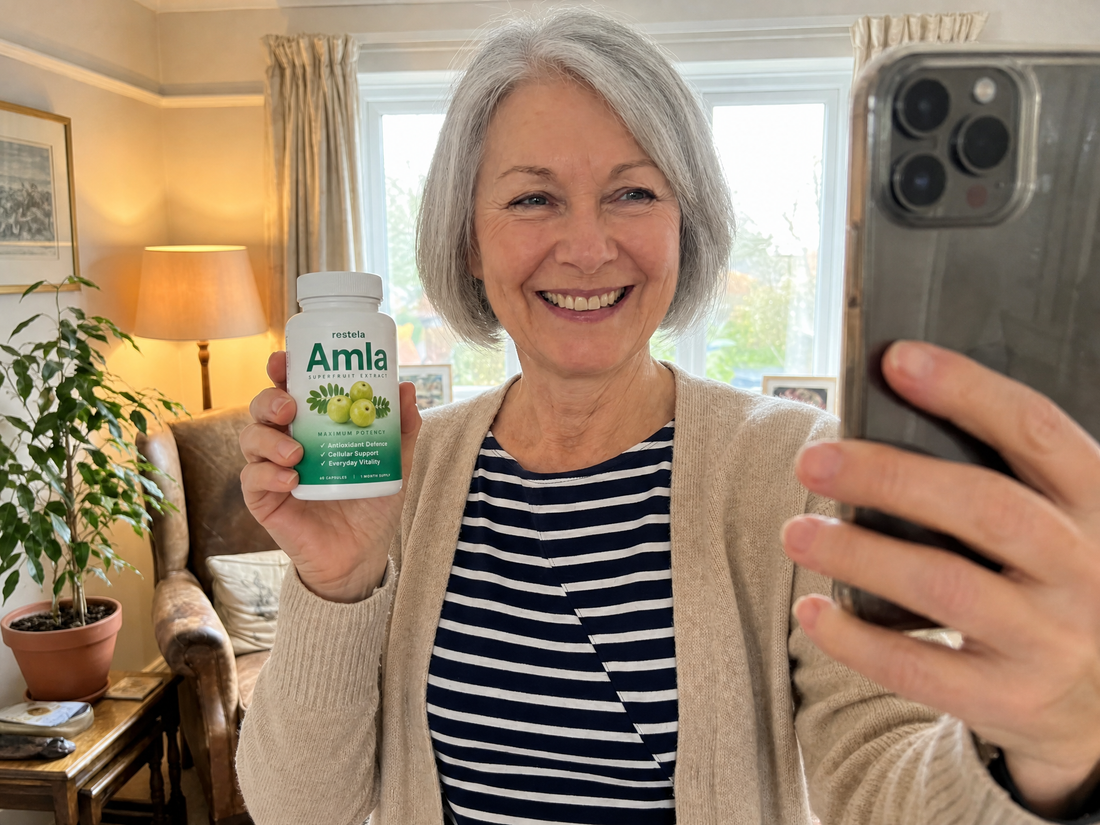 Blood sugar customer holding the Restela Pomegranate